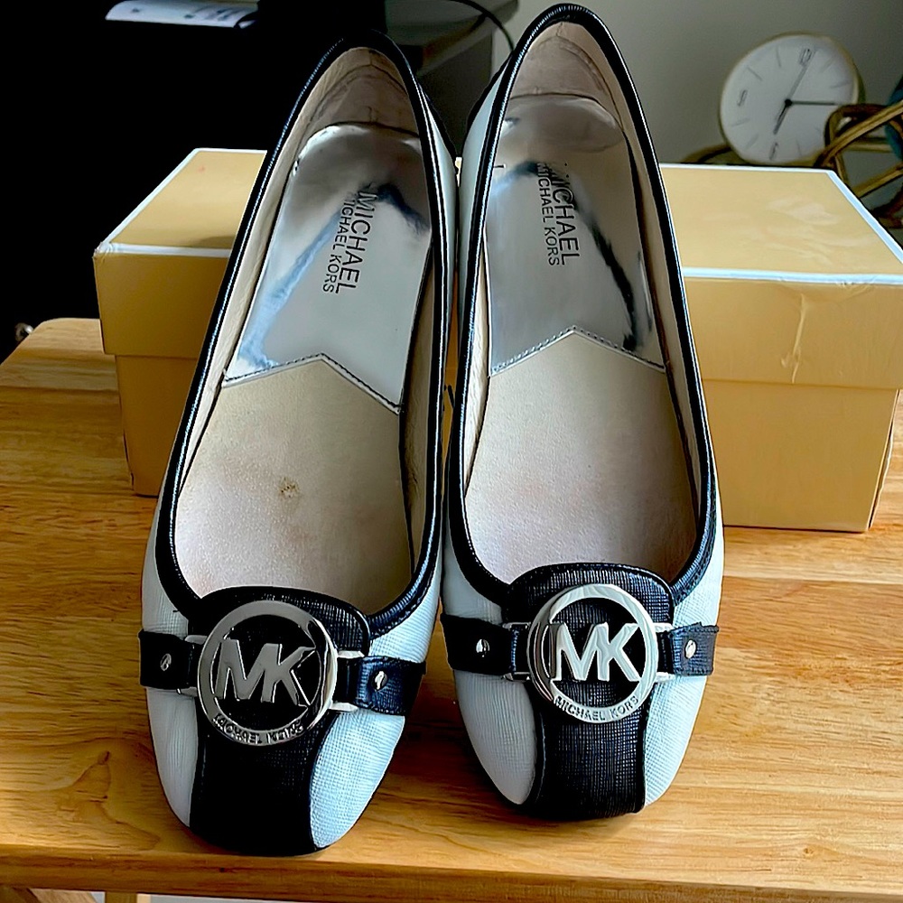 Michael Kors size 8 flats